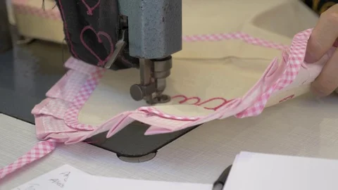 Sewing machine. Sewing a bib Stockbeeldmateriaal 125054577