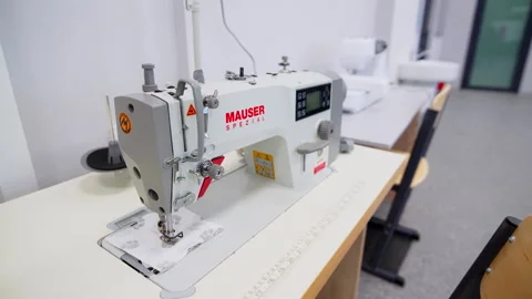 Sewing machine shows adjustment knobs and ergonomic design Vídeos de archivo 332269051
