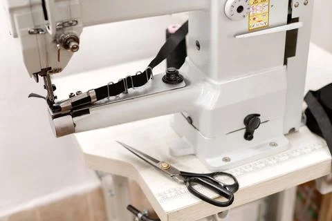 Sewing machine for tapes at work Stock-Fotos
