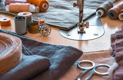 Sewing machine, thread, scissors and fabric close-up. The tailor's workplace. Foto stock