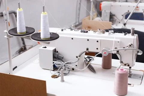 Sewing machine with threads at the factory Stock-Fotos