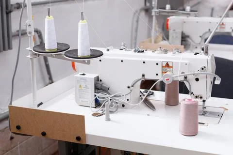 Sewing machine with threads in production Stock-Fotos
