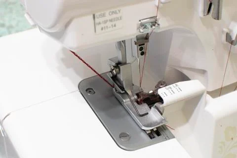 Sewing machine for wrapping sections of textile materials Foto stock