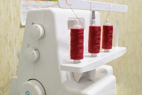 Sewing machine for wrapping sections of textile materials Stock-Fotos