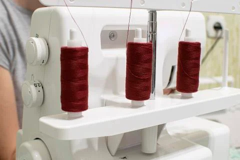 Sewing machine for wrapping sections of textile materials Stock-Fotos