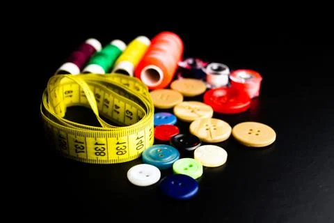Sewing multi-colored threads, buttons and centimeters Foto stock