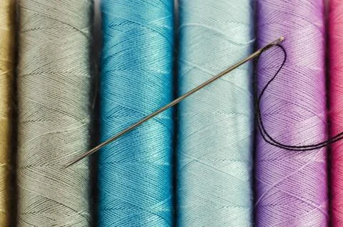 Sewing needle on spooled thread 库存照片