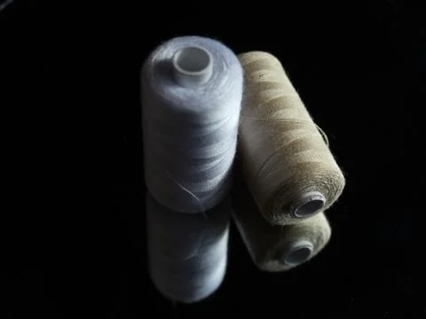 Sewing Needle thread scissors thimble tailor buttons Fotos Stock