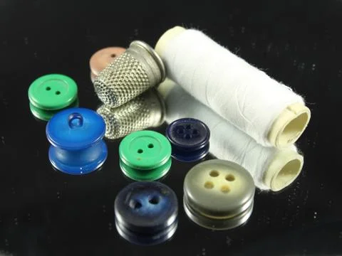 Sewing Needle thread scissors thimble tailor buttons Foto stock