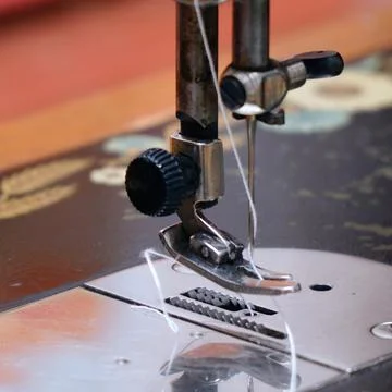 Sewing needle with thread on a sewing machine 스톡 사진