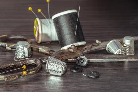 Sewing needles, Thimbles, Scissors, Measuring tape, Buttons, Spools of blac.. 스톡 사진