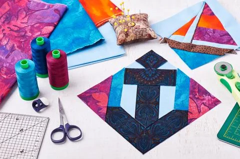 Sewing patchwork of block anchor surrounded by accessories 스톡 사진