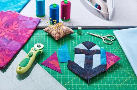Sewing patchwork of block anchor surrounded by accessories 스톡 사진