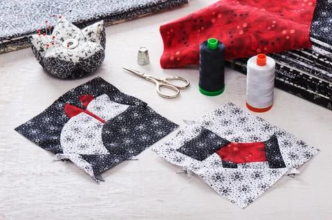 Sewing patchwork of blocks white cat and black dog, sewing accessories 스톡 사진