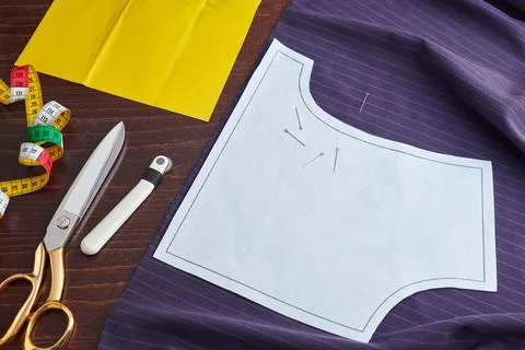 Sewing pattern on fabric, tracing wheel, tracing paper, sewing equipment 스톡 사진