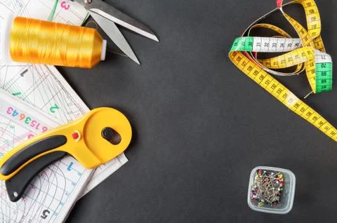 Sewing patterns with measuring tape Foto stock