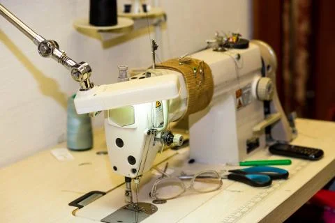 Sewing Process, Antique Sewing Machine with sewer, Lowkey lighting, factory shop Foto stock