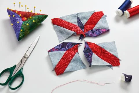 Sewing process of patchwork block, pincushion, quilting and sewing accessories Stock-Fotos