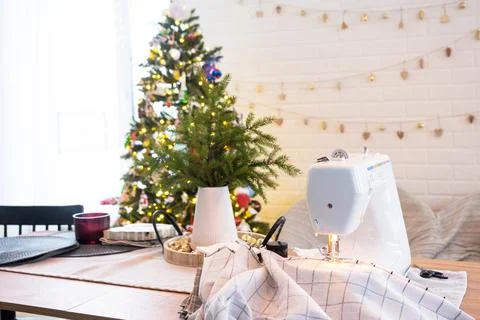 Sewing process on a sewing machine, a needle with a thread and a holder clo.. Foto stock