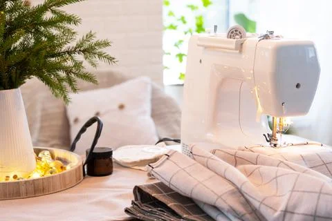 Sewing process on a sewing machine, a needle with a thread and a holder clo.. Stockfoto's