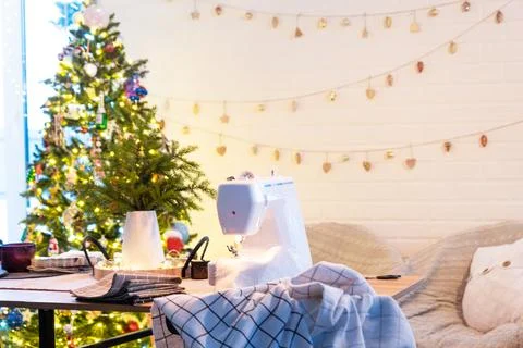 Sewing process on a sewing machine, a needle with a thread and a holder clo.. Foto stock