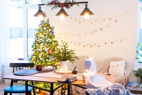 Sewing process on a sewing machine, a needle with a thread and a holder clo.. Foto stock