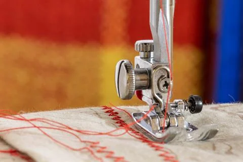 Sewing on sewing machine with red thread Foto stock