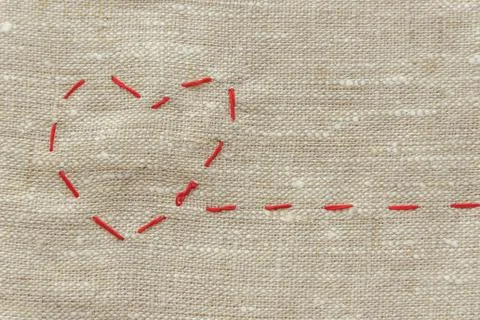 Sewing thread and for knitting, a red string in the form of a medical heart o 스톡 사진