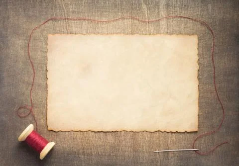 Sewing thread with needle on wooden table Foto stock