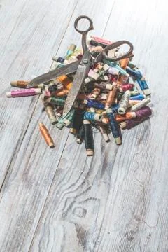 Sewing threads and scissors Foto stock