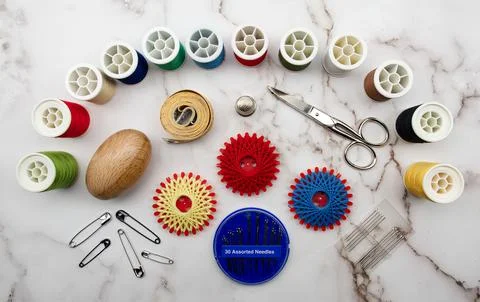 Sewing tools and accesories: scissors, tape measure, spools of thread, needle Stock-Fotos