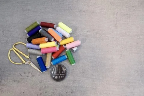 Sewing Tools with Thread Spools Needles and Scissors Flat Lay Fotos de archivo