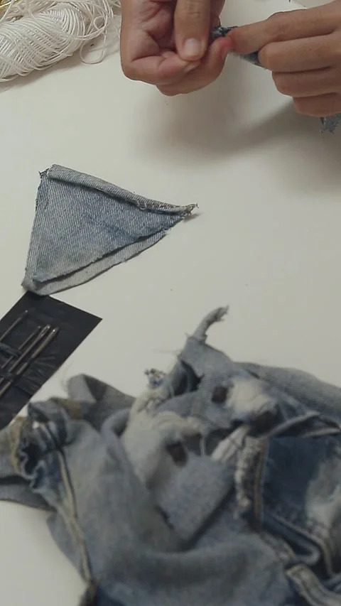 Sewing triangle denim cut-outs into Christmas tree ornament Video stock 294921389