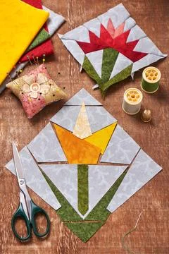 Sewing two patchwork blocks of flowers from quilt fabric Stock-Fotos