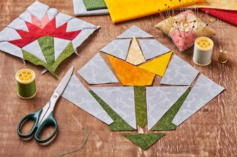 Sewing two patchwork blocks of flowers from quilt fabric Fotos de archivo