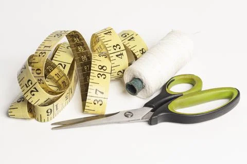 Sewing utensils, scissors, threads, measuring tape isolated on white backgrou Foto stock