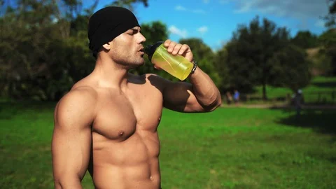 Sexy bodybuilder with perfect torso drinking water from his sport bottle in the Stock-Footage 115859910