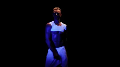Sexy man is dancing Vídeo Stock 93554427