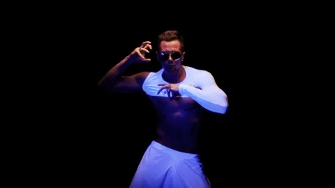 Sexy man is dancing Vídeo Stock 93554584