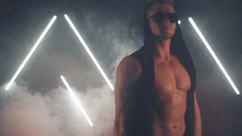 Sexy man dancing in light Vídeo Stock 105485565