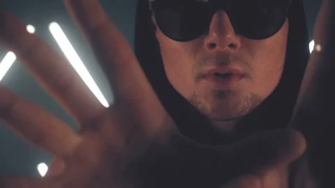 Sexy man dancing in light Vídeo Stock 105487058