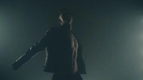 Sexy man dancing in smoke 動画素材 92556241