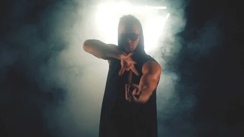 Sexy man dancing in smoke 스톡 동영상 105439237