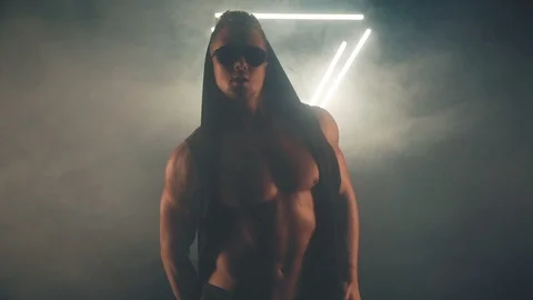 Sexy man dancing in smoke Vídeo Stock 105441379