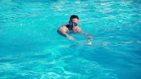 Sexy man in a pool Vídeo Stock 90909289