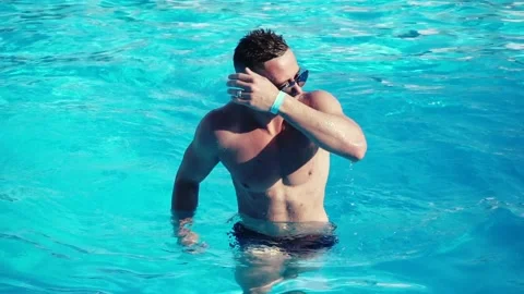 Sexy man in a pool Vídeos de archivo 90909698
