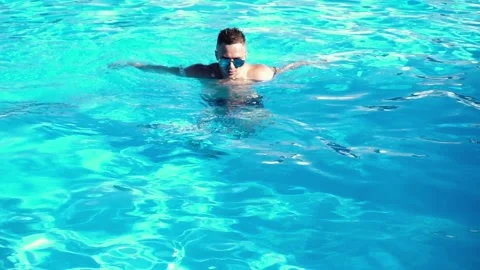 Sexy man in a pool Vídeos de archivo 90910221