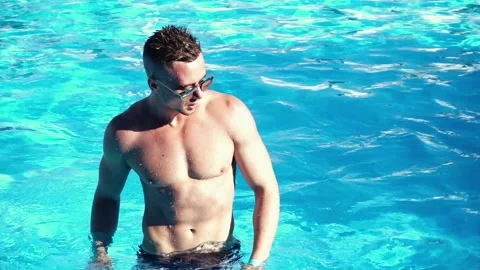 Sexy man in a pool 库存影片 90910690