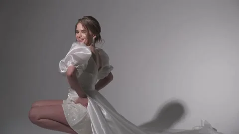 Sexy model squatting in dress Vidéo 169307053