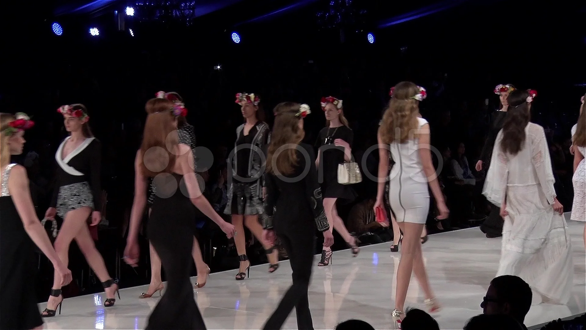Frosset søskende Kassér sexy models Fashion show-Finale- side sh... | Stock Video | Pond5